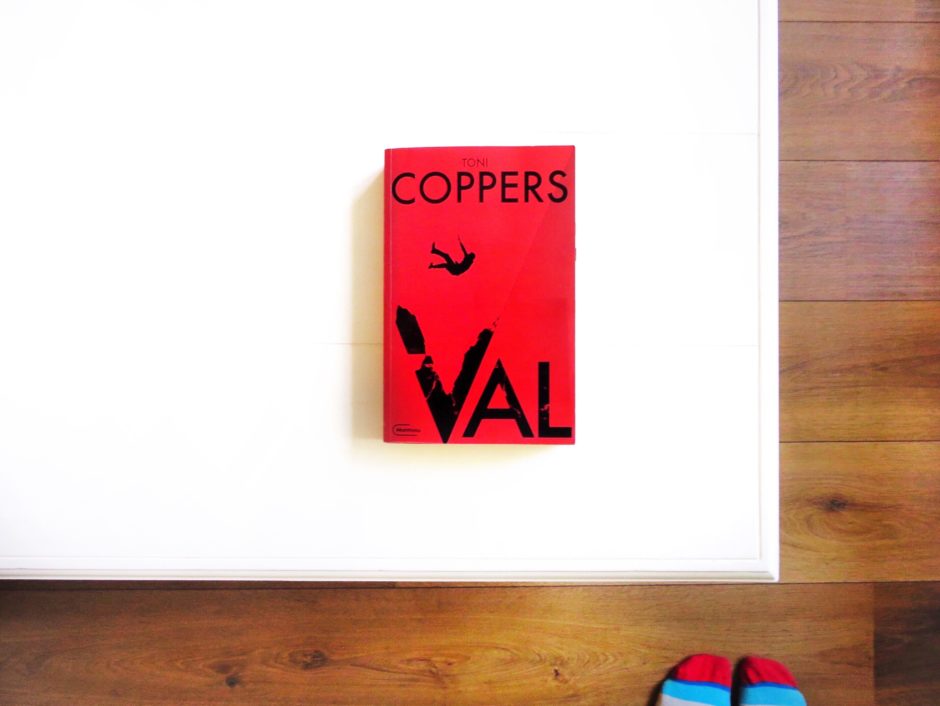 Toni Coppers, Val recensie